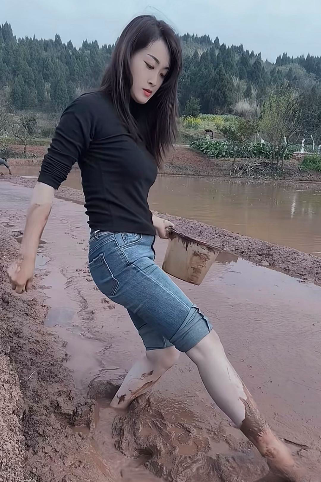 上班,周末回家帮忙父母亲干农活,中午休息时间,看着农田里有好多泥鳅