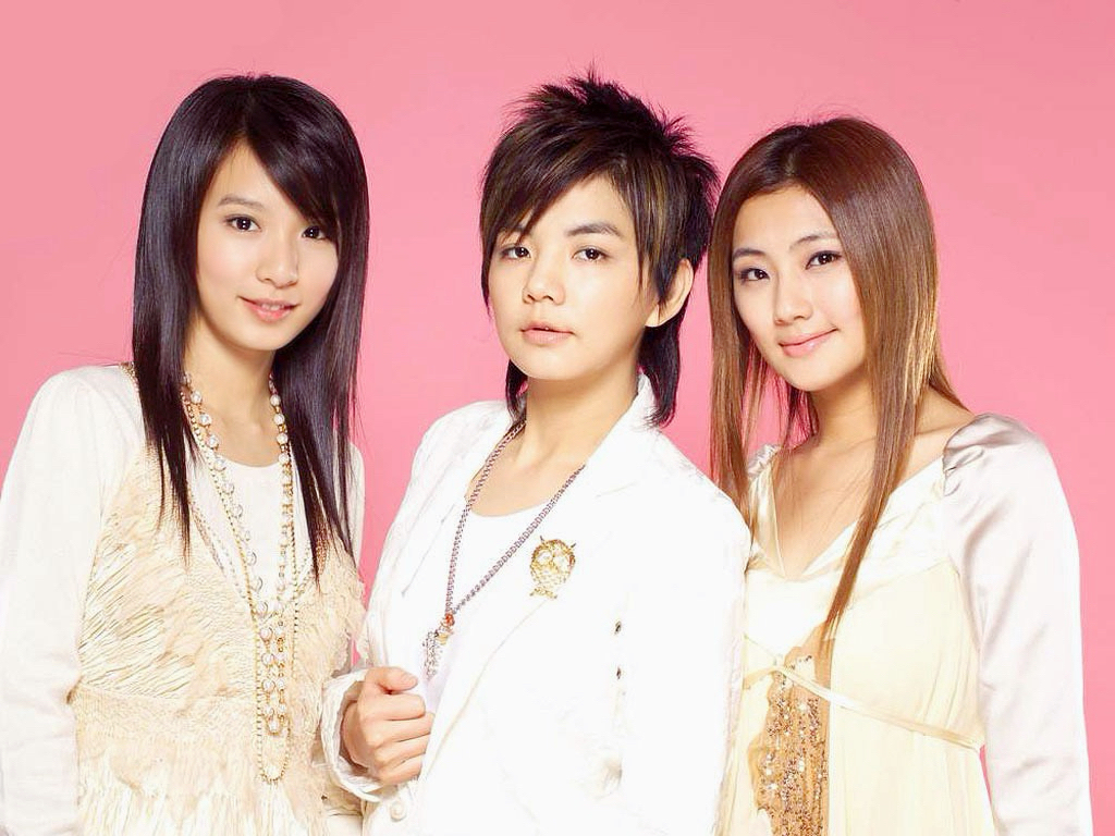 一共有三位成员,任家萱selina,田馥甄hebe和陈嘉桦ella,组合的名字she