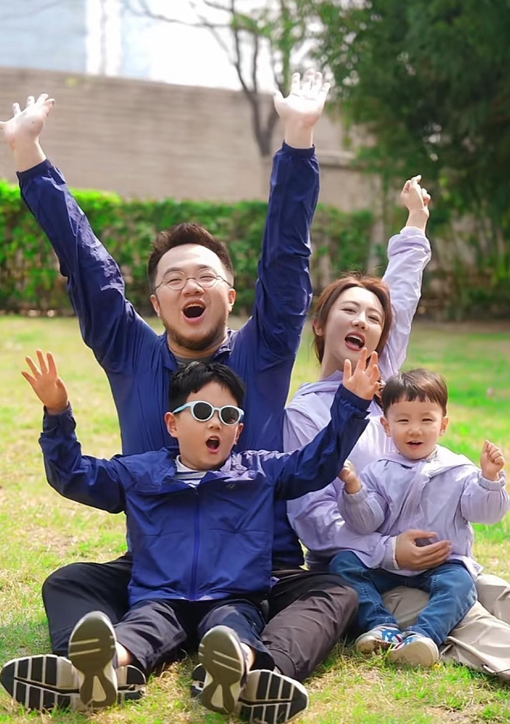 巴图晒全家春游照,长子正面出镜像爸爸,弟弟奶萌像奶奶宋丹丹