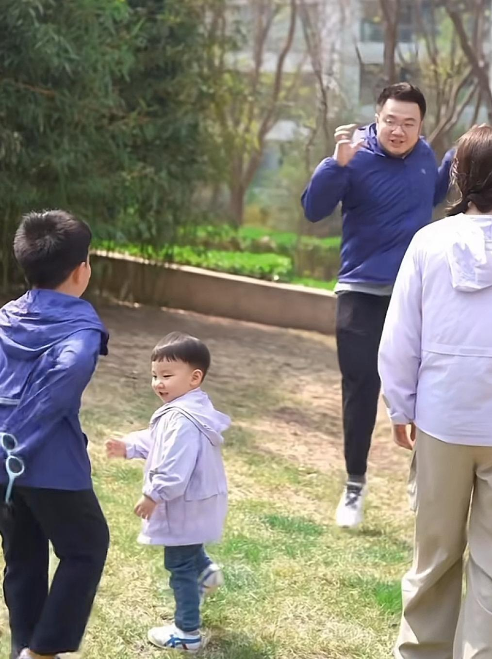 巴图晒全家春游照,长子正面出镜像爸爸,弟弟奶萌像奶奶宋丹丹