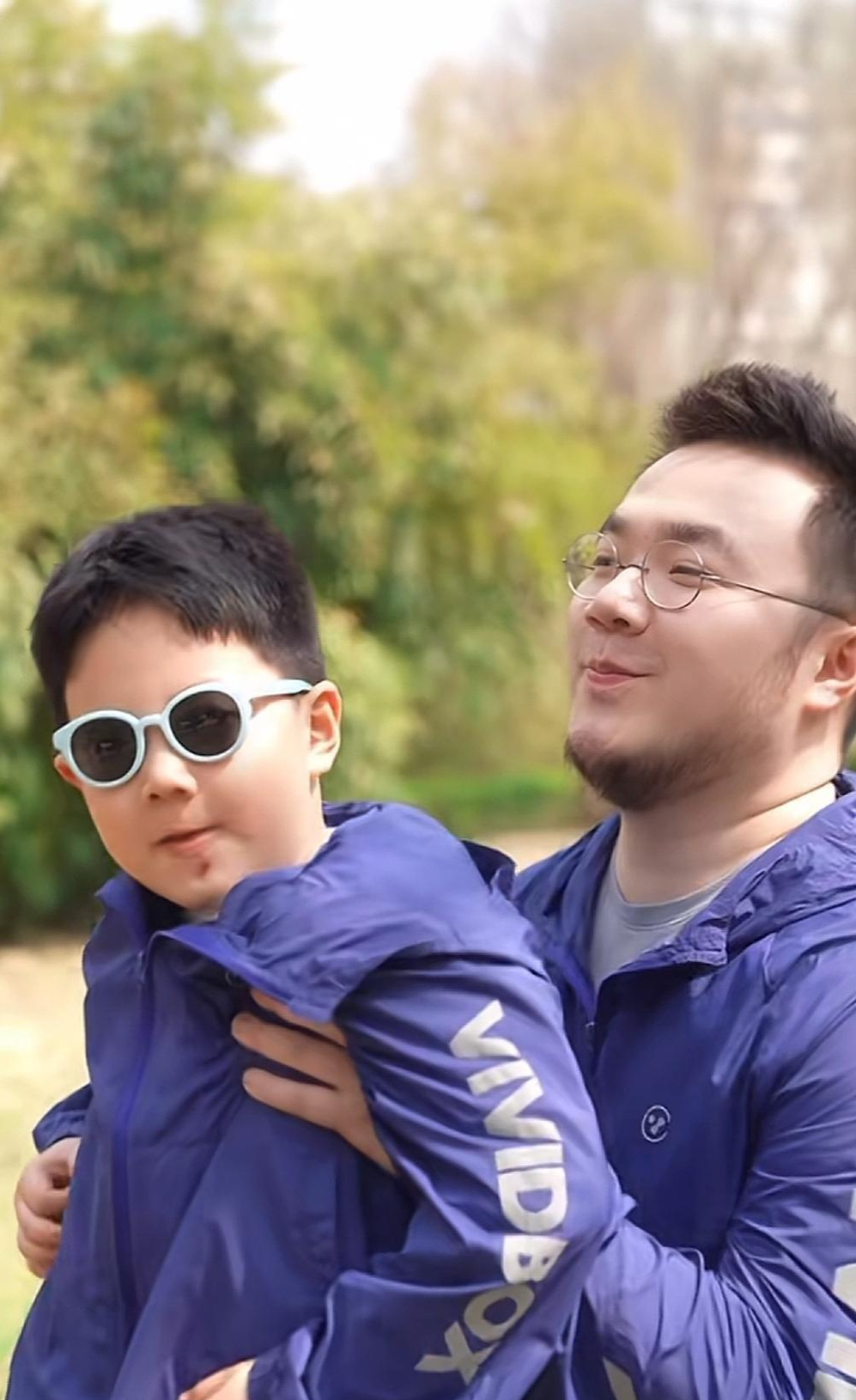 巴图晒全家春游照,长子正面出镜像爸爸,弟弟奶萌像奶奶宋丹丹