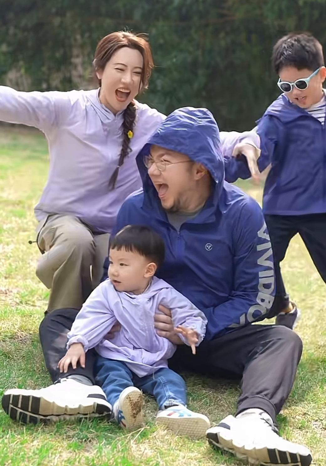 巴图晒全家春游照,长子正面出镜像爸爸,弟弟奶萌像奶奶宋丹丹