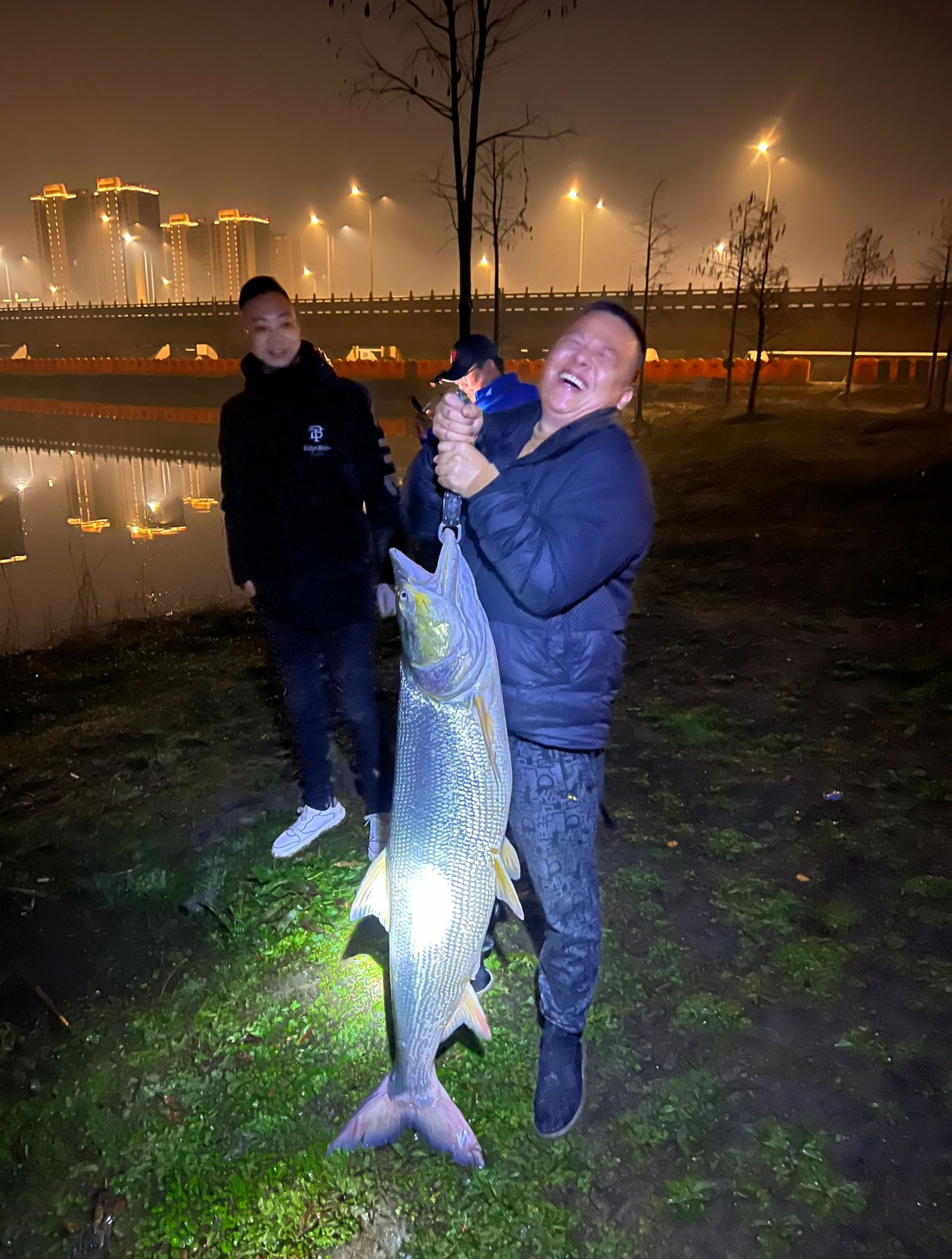 组团夜钓想比钓友钓得多,首先一个持久的夜光漂电池不能少!-度小视