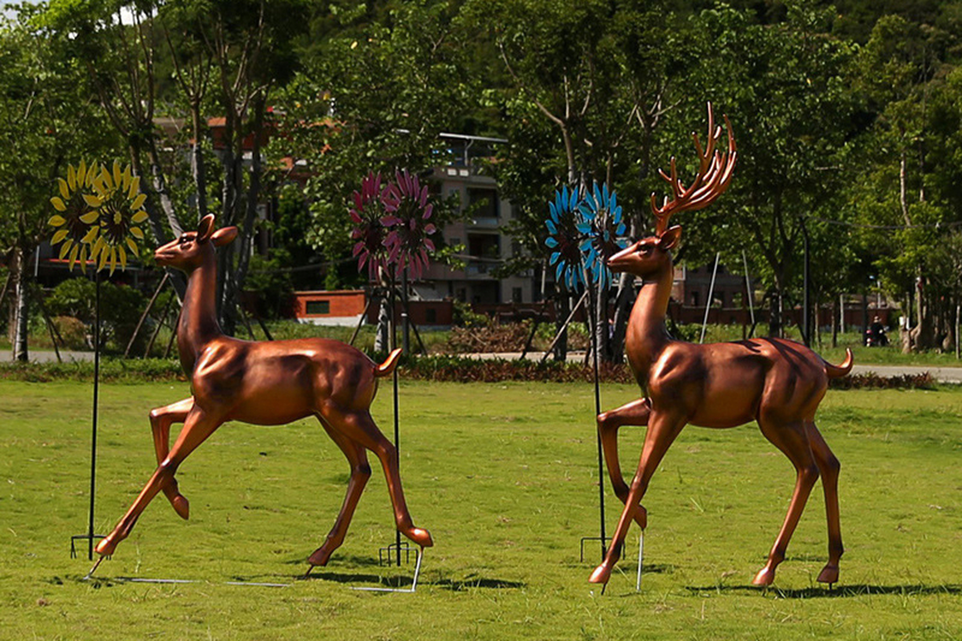不仅是艺术品更是文化传承的表达.[原文:玻璃钢仿铜梅花鹿雕塑 公.
