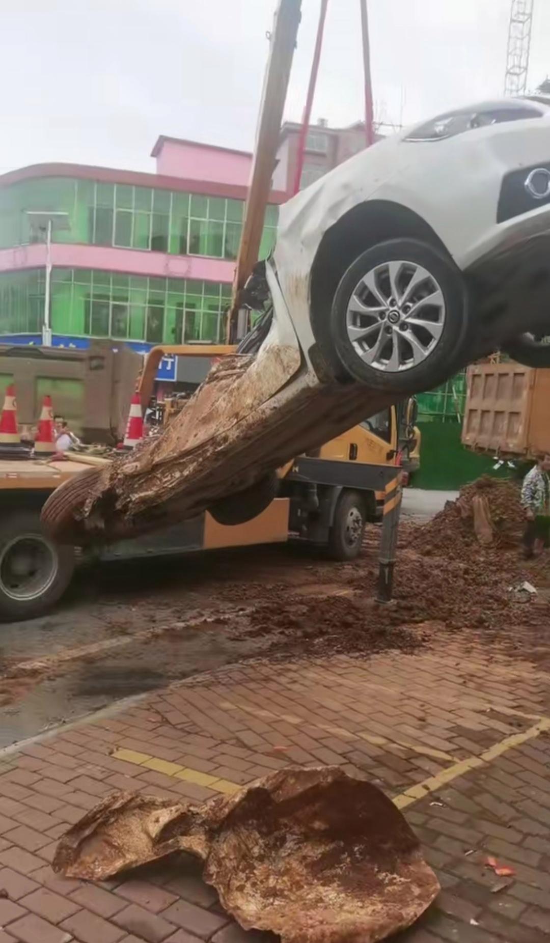 一辆渣土车侧翻,把旁边的小车都压扁了,听旁边人说里边人都去吃饭了