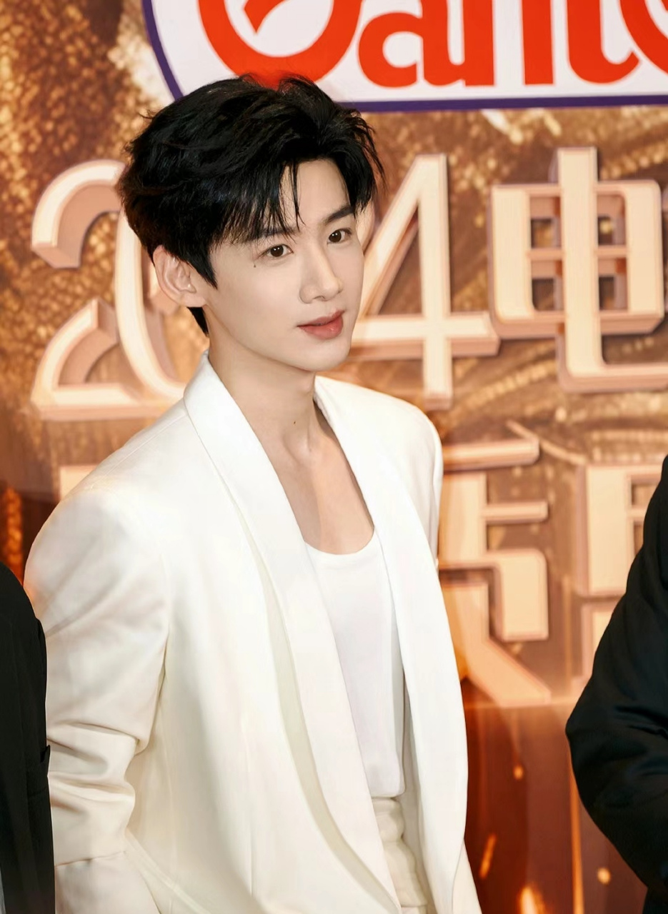 白敬亭松弛又带几分潇洒不羁的帅气