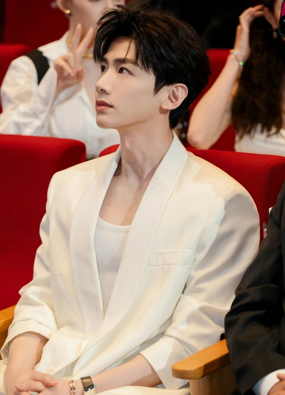 白敬亭松弛又带几分潇洒不羁的帅气