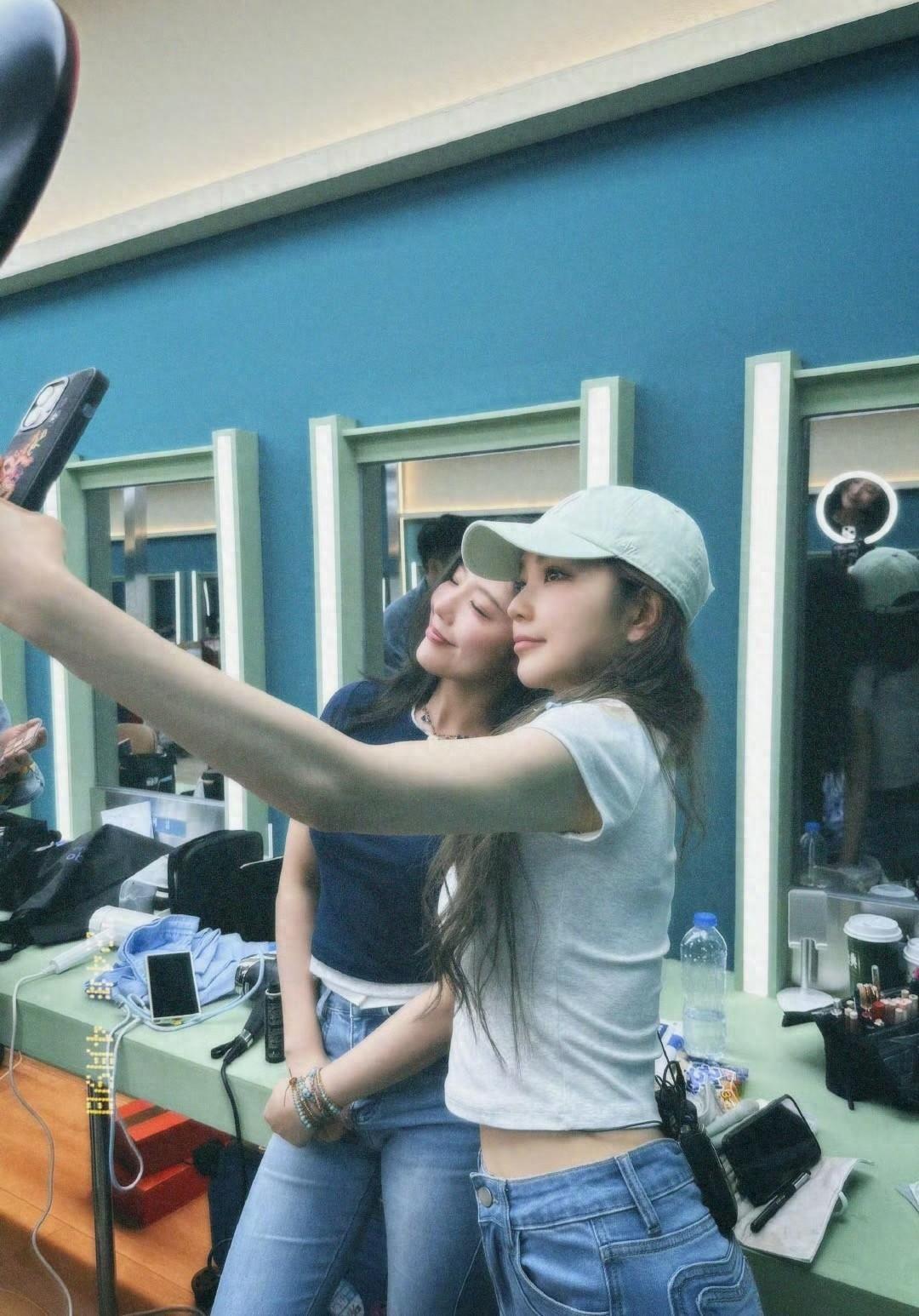 回顾:赵奕欢与周扬青合照,腰细腿长比例惊艳,天生美丽胚子