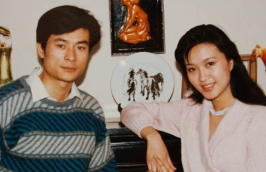 恰在这个时候,另一个男人出现了,他就是屠洪刚,比方舒小十岁.