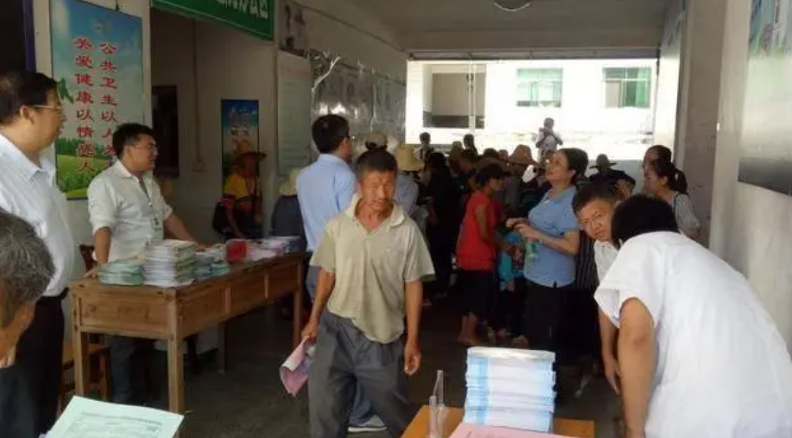 毕竟金属也能卖钱,张有昌见怪不怪的,就用手从淤泥中拿起了这个圆柱形