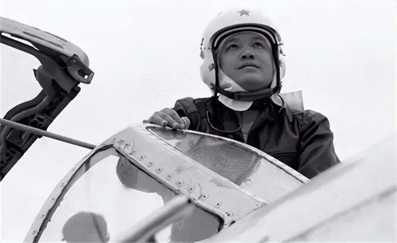1981年,台湾王牌飞行员黄植诚驾驶650万战机投奔大陆,后来如何