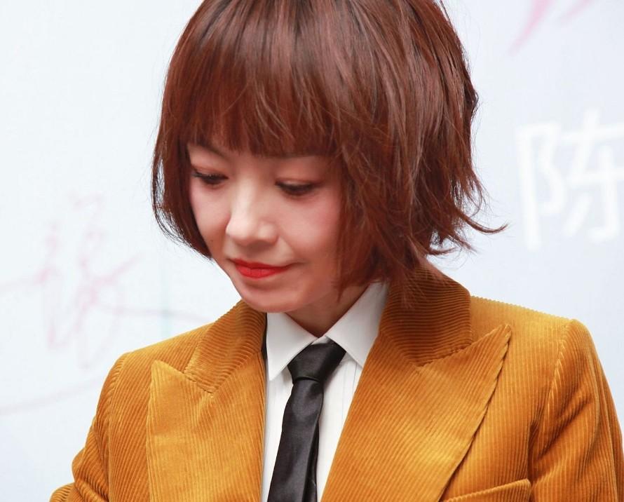 回顾鲁豫:走过半生,归来仍是一人,两段婚姻,孩子是她的遗憾