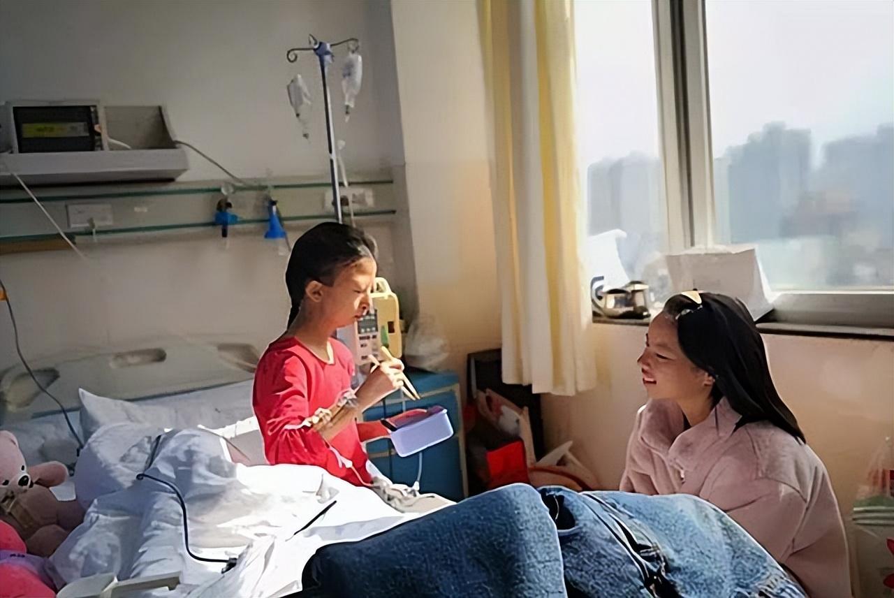 2020年43斤袖珍女孩病逝,遗体捐赠仪式上,弟弟:姐姐走得很安祥