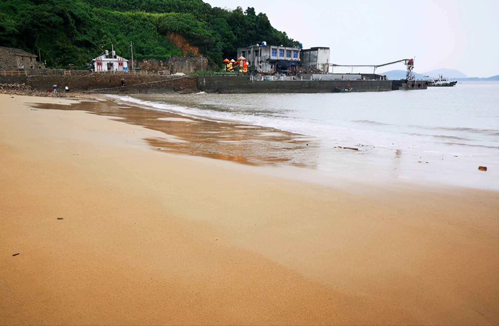 白马岙村的黄金沙滩,炮台村的历史炮台和峰阳古韵悠悠的古建筑都在等