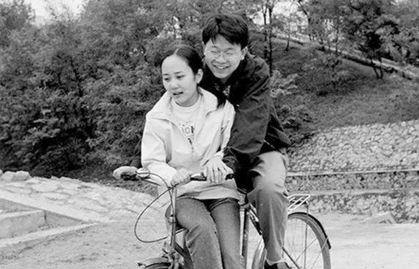 三叔请副厅级的堂哥吃饭被拒,2年后他回老家扫墓,打招呼没人理