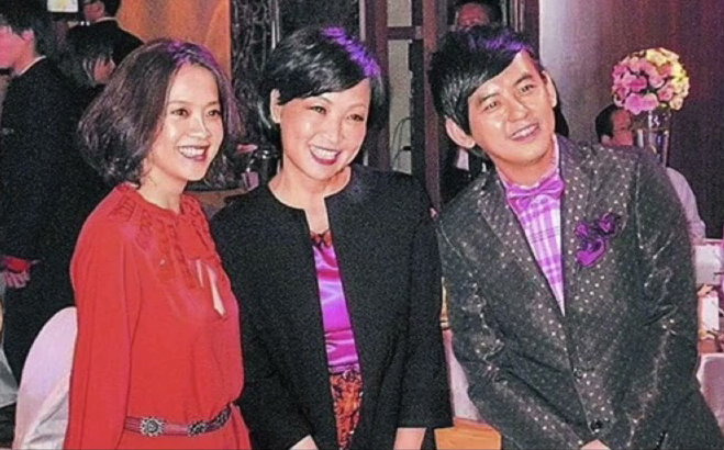 曾启荣不时与同样被通缉的吕乐,韩森等人饮茶打牌,宝妈有空总会陪伴