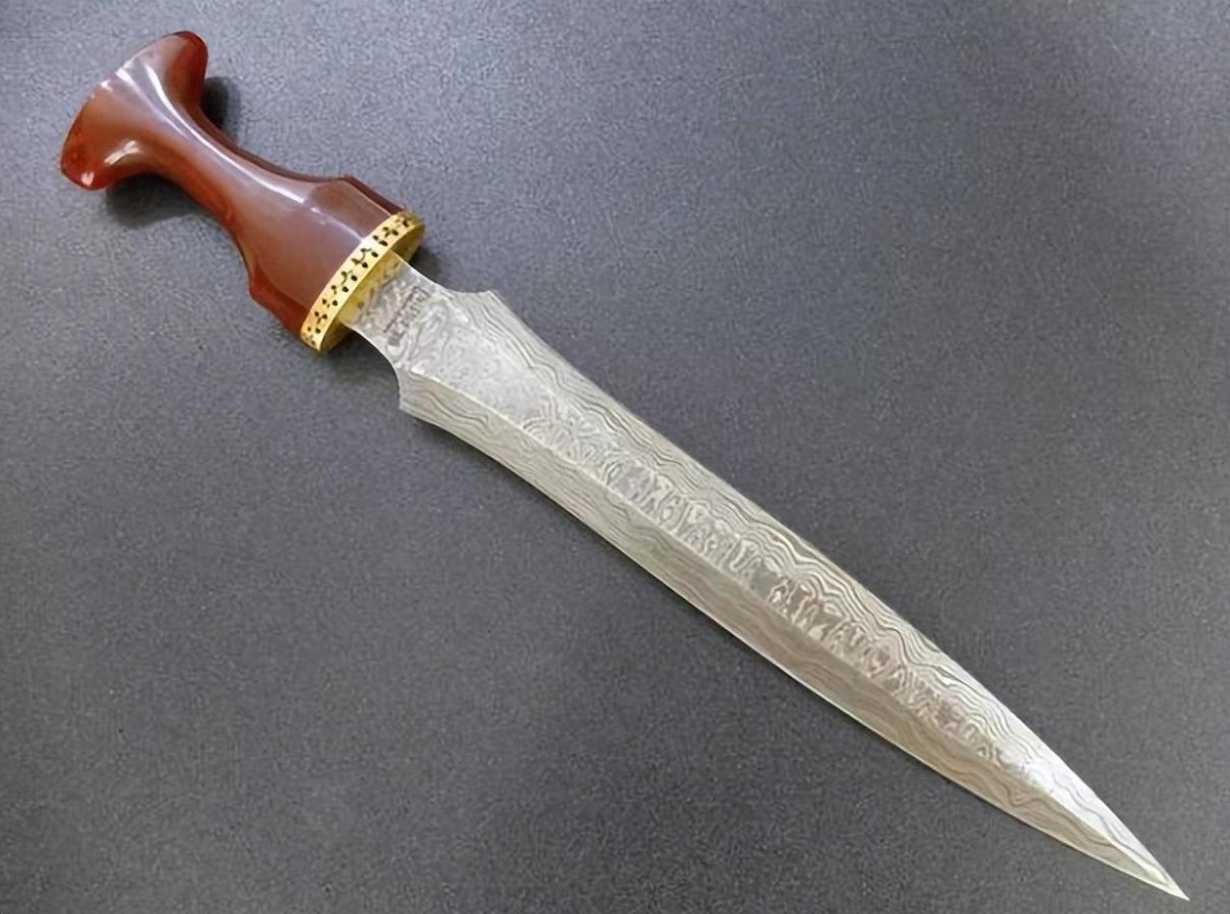 短剑在社会中扮演战争,身份和宗教等多重角色,反映了东哥特王国的社会