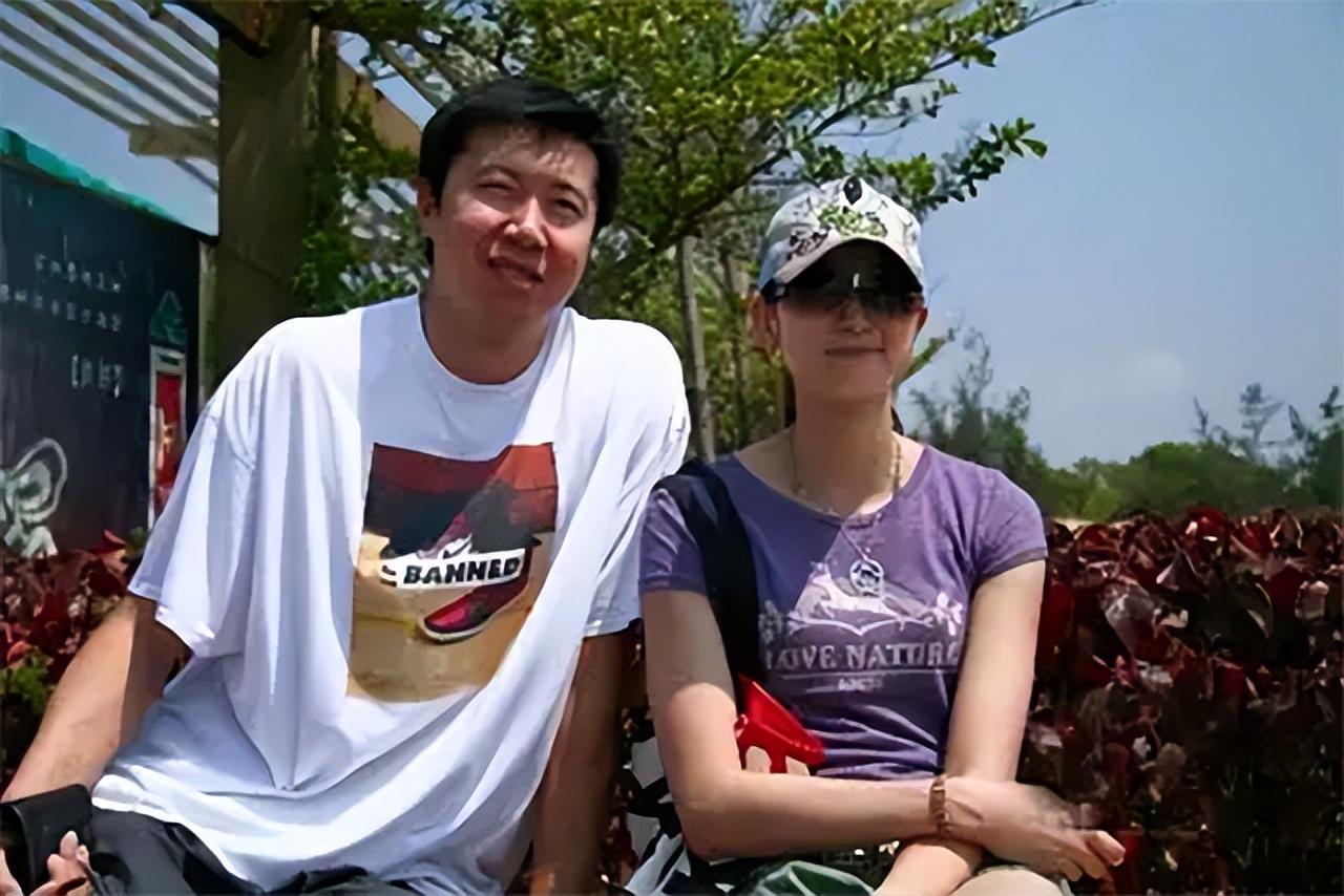 19年,王治郅二婚娶小14岁美女主持,与前妻的18岁儿子身高2米05