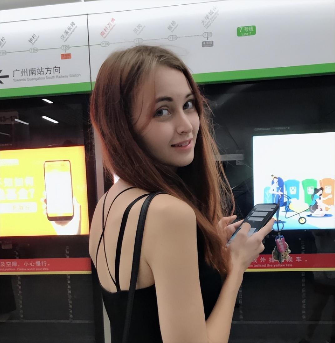 2019年,广东小哥娶乌克兰美女,婚后一起送外卖,如今定居农村