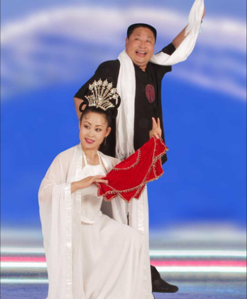 俩人是通过赵本山介绍认识的,曾经在二人转的舞台上做搭档,婚后有一个