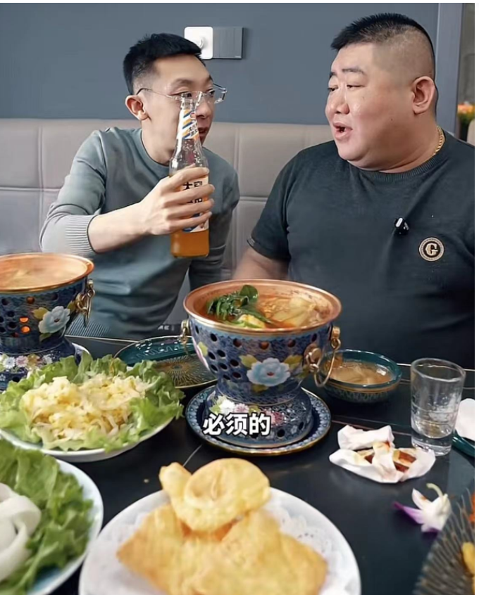 所以他成为了一名美食博主,经常暴饮暴食.