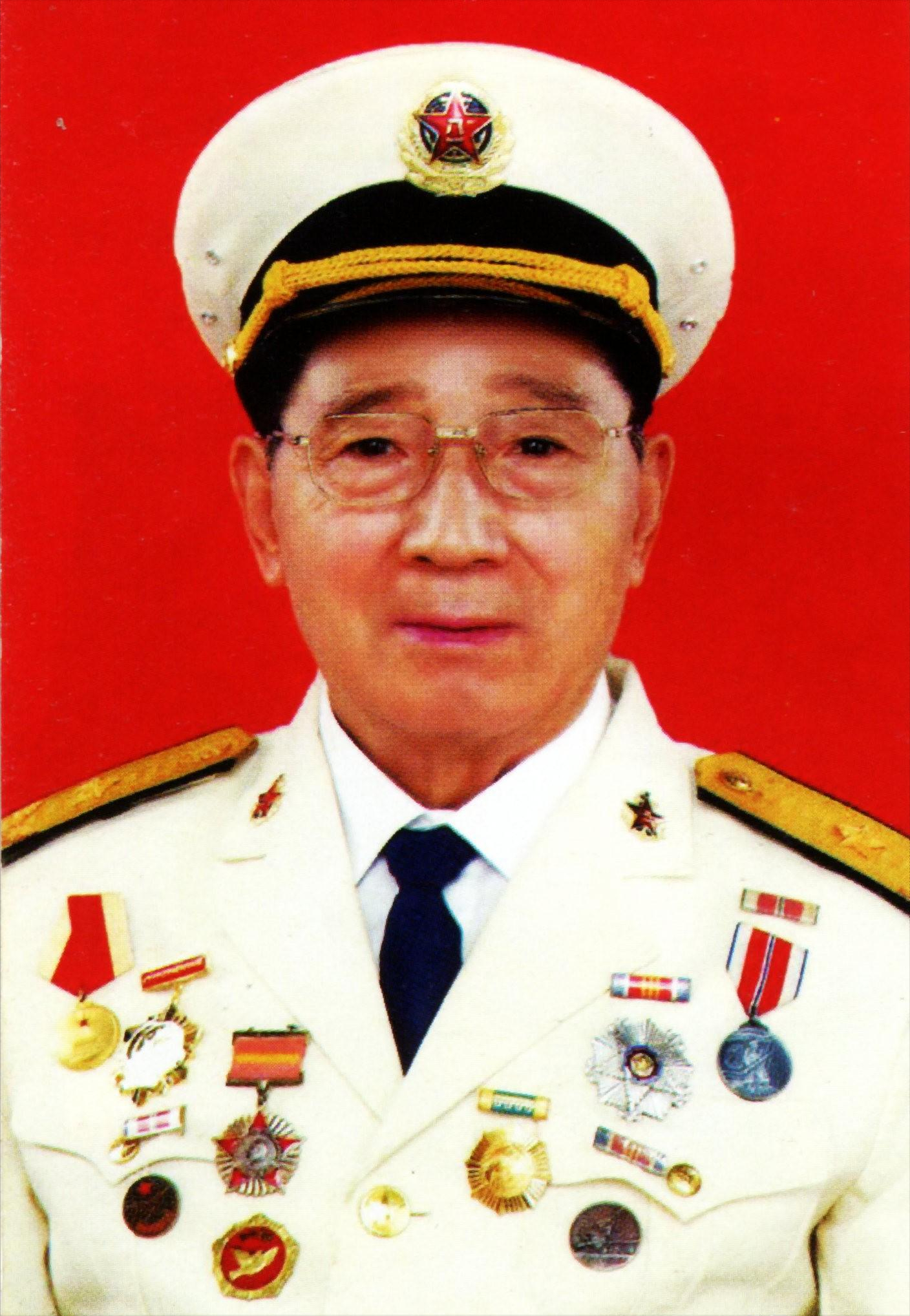 志愿军飞行员击落敌机后跳伞,降落时见敌人在身旁,空中拔出配枪