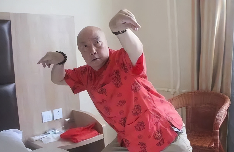 1954年于海拜七星螳螂拳大师林景山为师,学习正宗螳螂拳,1958年后多次