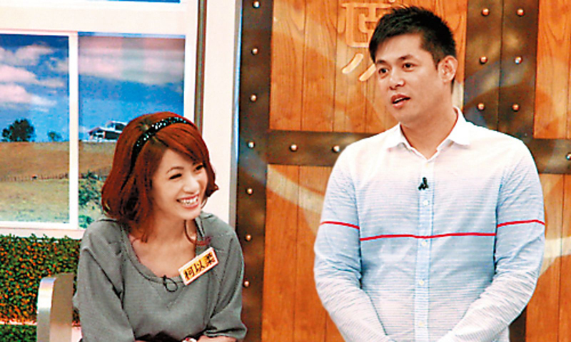 图为柯以柔与汪建民,柯以柔曾以"水果妹"为名出过唱片2012年5月,台媒