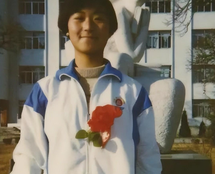 2000年老两口凑钱送女留学,21年未见,临死得知女儿成了德国教授