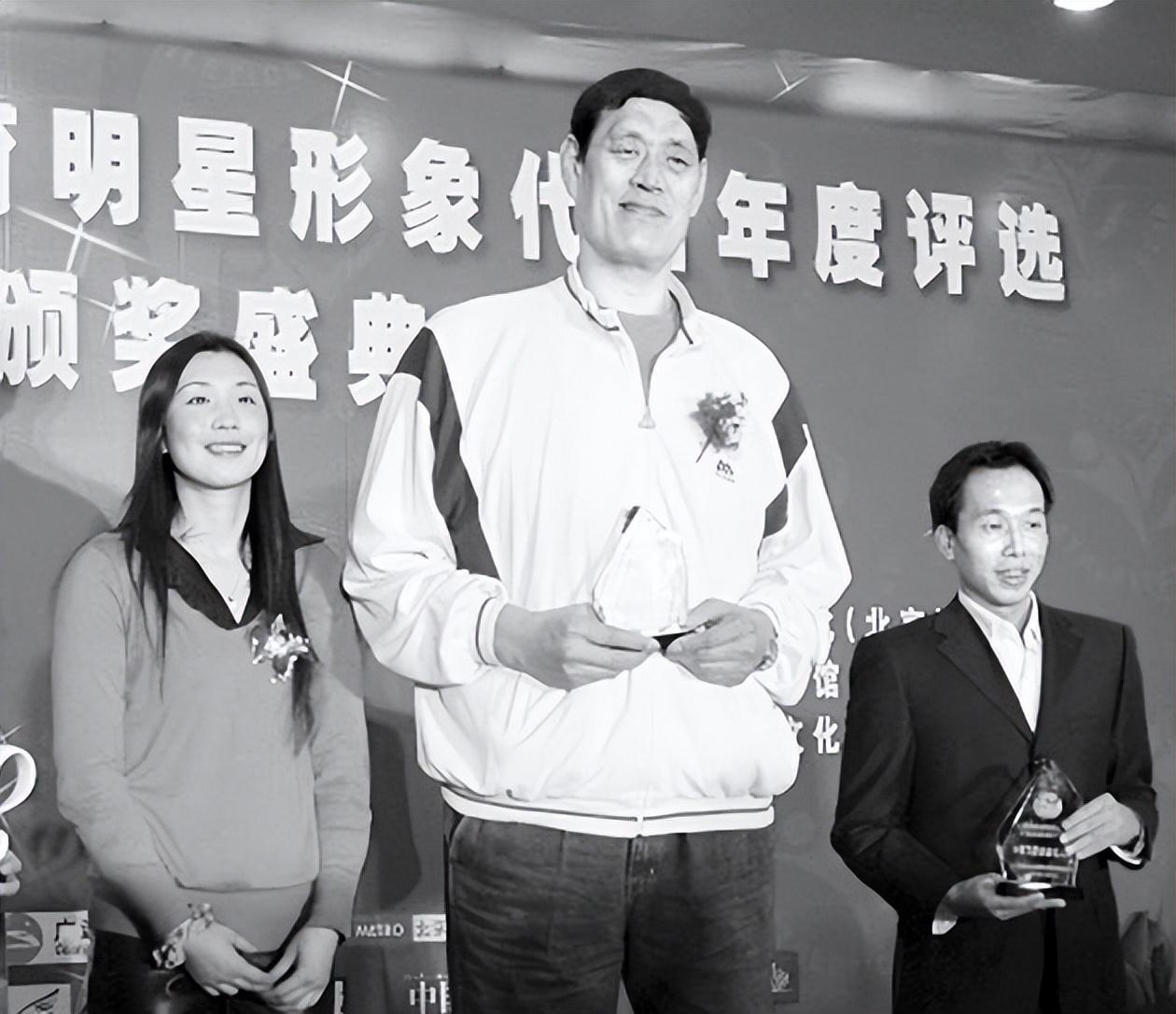 08年穆铁柱追悼会:身盖八一军旗,姚明郑海霞出席,死前还在锻炼