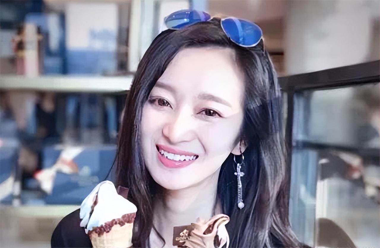 19年,王治郅二婚娶小14岁美女主持,与前妻的18岁儿子身高2米05
