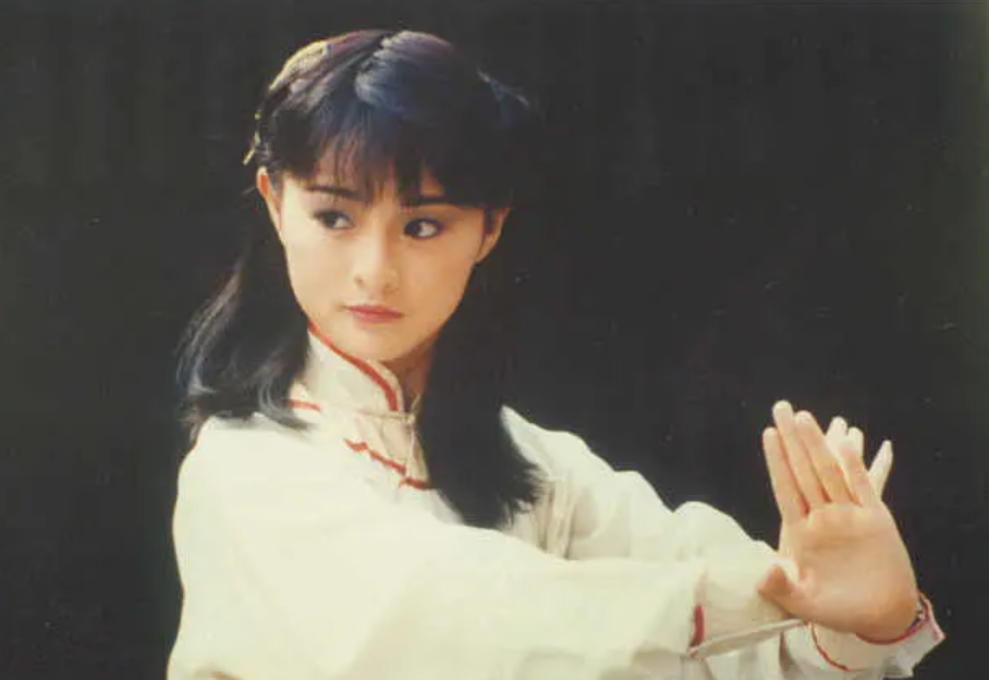 香港八九十年代最红的功夫女星之一,有"武打天使"的美誉,在演艺圈期间