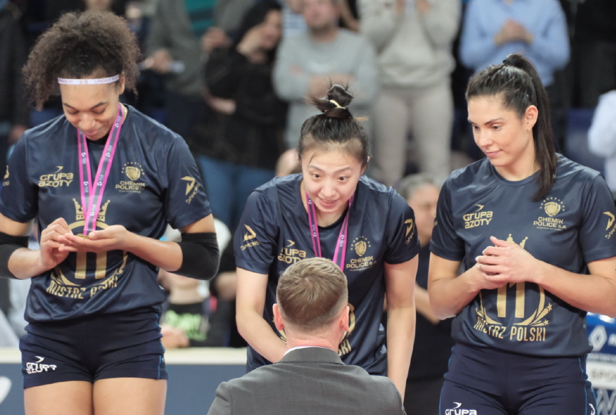 恭喜!女排丁霞留洋夺双冠,领奖台微笑真美,朱婷也夺冠归队?