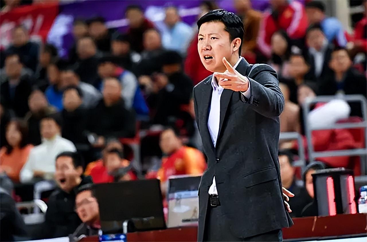 19年,王治郅二婚娶小14岁美女主持,与前妻的18岁儿子身高2米05