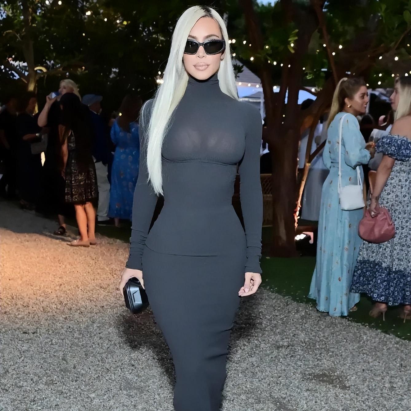 侃爷和妻子现身迪士尼,比安卡光着脚游玩,是有光的kpi要完成吗