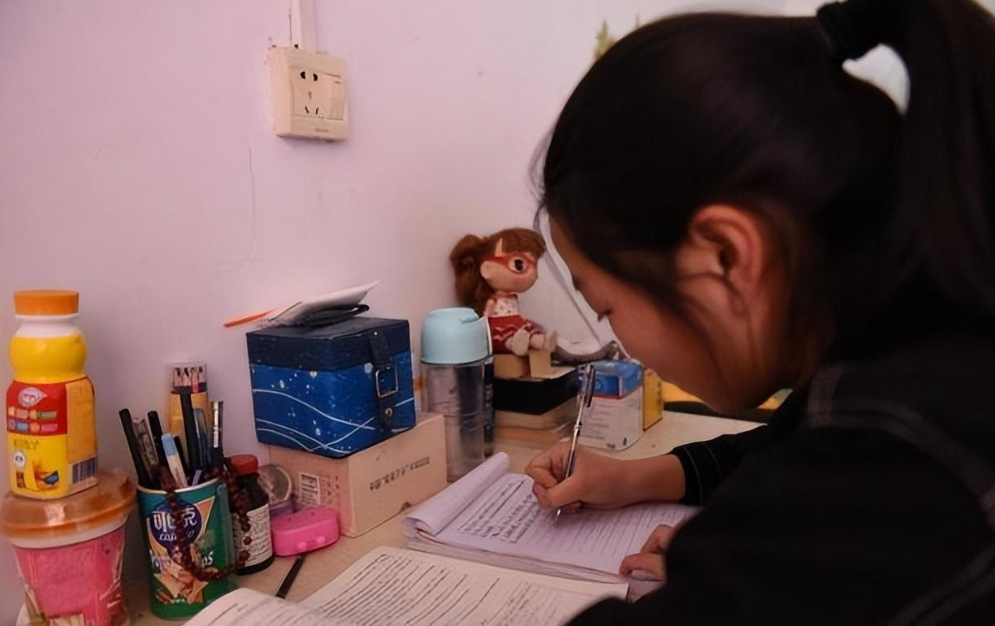 2000年老两口凑钱送女留学,21年未见,临死得知女儿成了德国教授