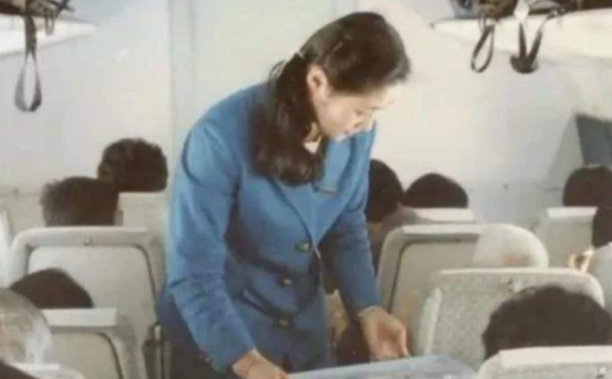 1989年中国民航遭炸机威胁,劫机犯被一脚踹下飞机,后来怎样了?