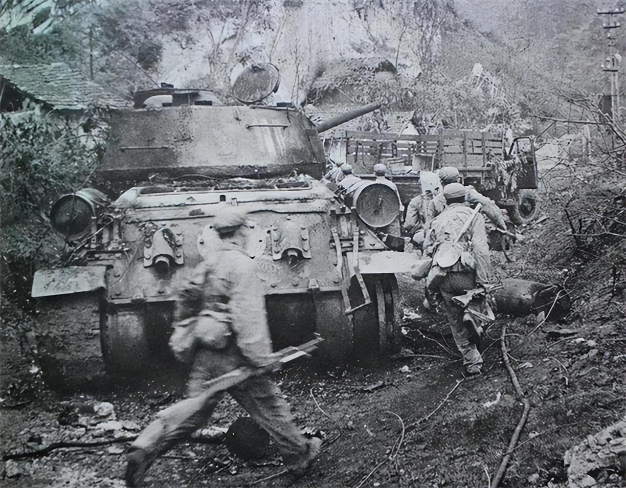 解放军攻击部队兵分两路,许世友上将统帅东线部队出广西,杨得志上将