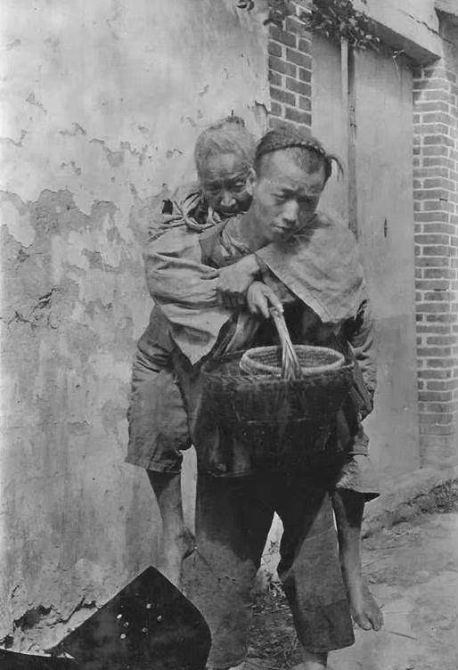 惨无人道的日军:不仅侮辱妇女,还让其家里人在旁边看着,20张图