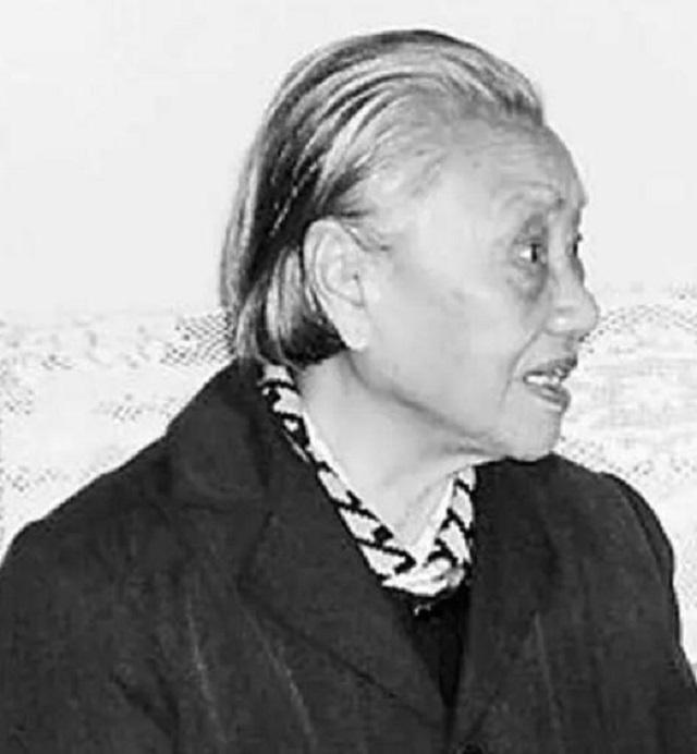 1947年,国民党重点进攻山东,粟裕的夫人楚青因为怀孕也被转移到大连