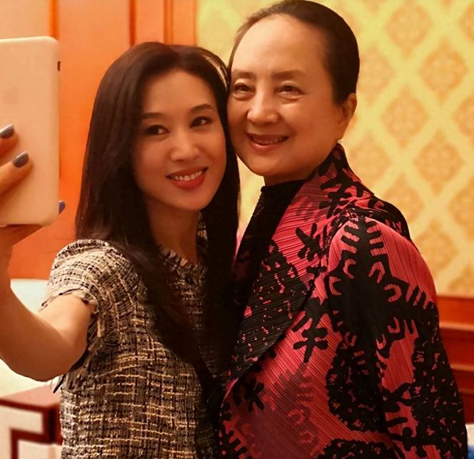 郑爽与张金玲合照李师师(何晴饰)琴棋书画样样精通,一颦一笑风情万种