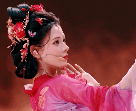 第一位翻车的姐姐是演员张予曦,她一上场,绝美容颜,红色古装破碎感