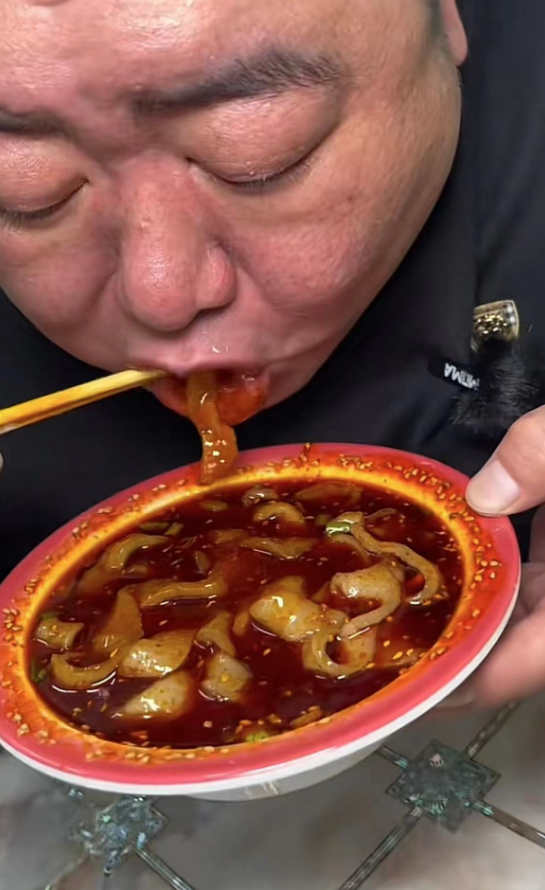 所以他成为了一名美食博主,经常暴饮暴食.