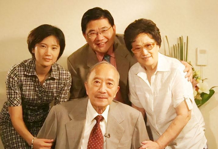 孙道临全家与曹可凡2006年妻子王文娟80岁生日之际,孙道临在家人的