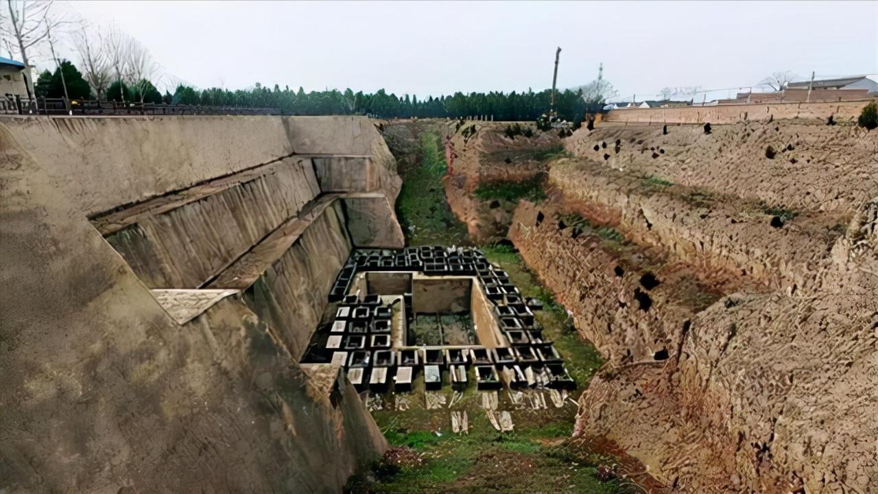 图1 秦公一号墓全景棺椁的面积达到了90多平方米,远远看去,就像是沉默