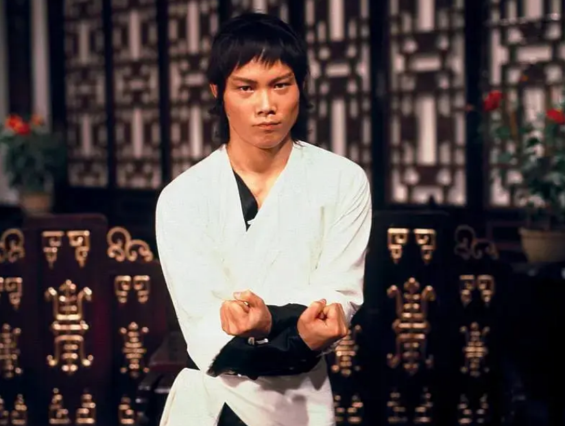 真正让江生成名的是1978年电影《五毒》中的杨德,凭这个角色开始走红