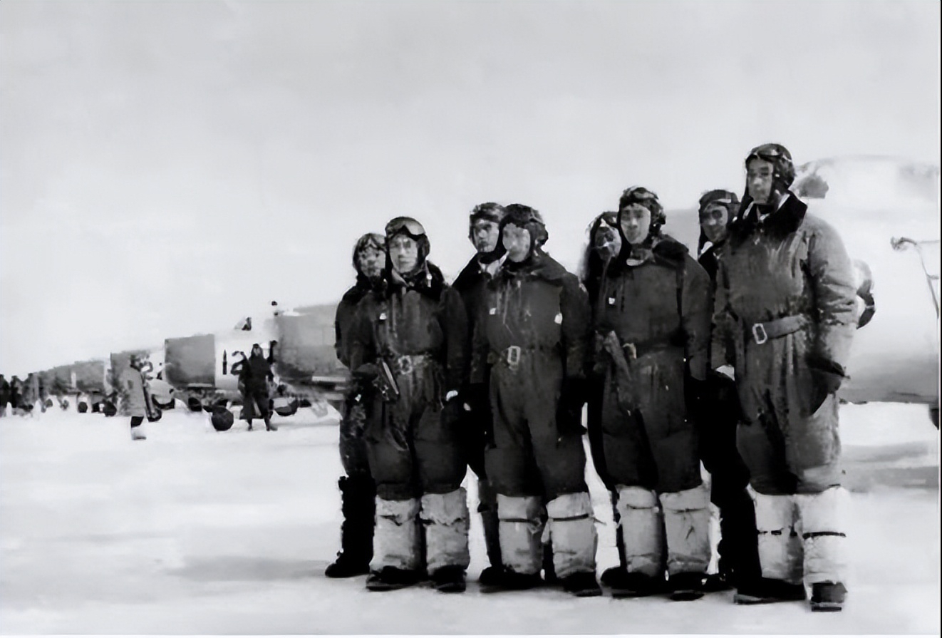 志愿军飞行员击落敌机后跳伞,降落时见敌人在身旁,空中拔出配枪
