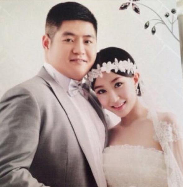 小唐(唐鉴军饰)与玉芬在一个厂子上班,玉芬对小唐挺好让她误会,开始死