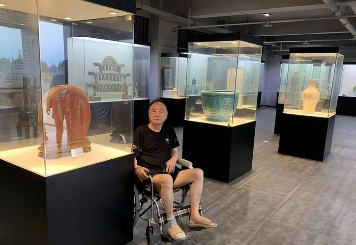 老人恍然大悟,开始回忆是什么让这段经历了风雨的感情,在晚年支离