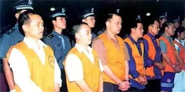 所有人都以为他这次出狱后就会改过自新,然而黎东明本人显然不这么